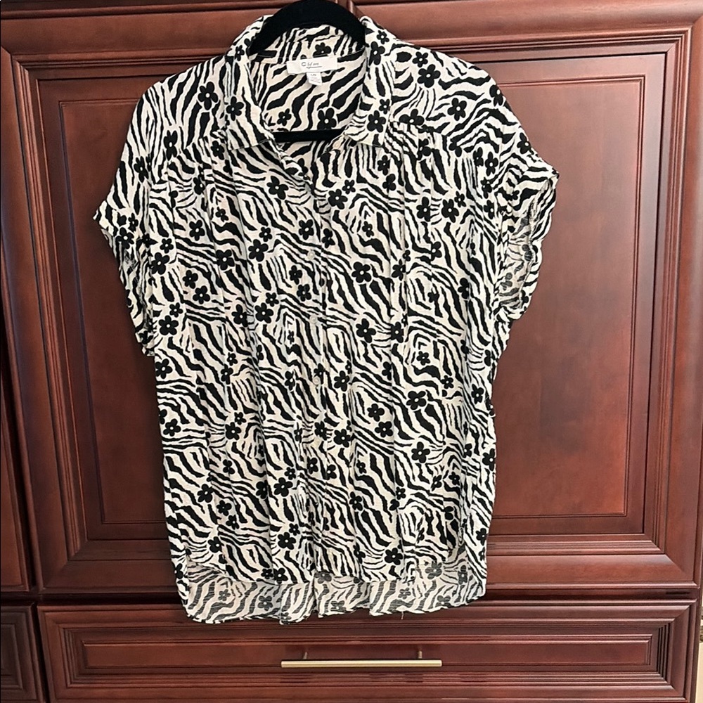 Black & White Floral Zebra Print Short-Sleeve Button-Down Shirt